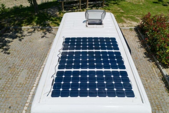 Hoeveel watt zonnepaneel camper nodig? Je leest het hier!