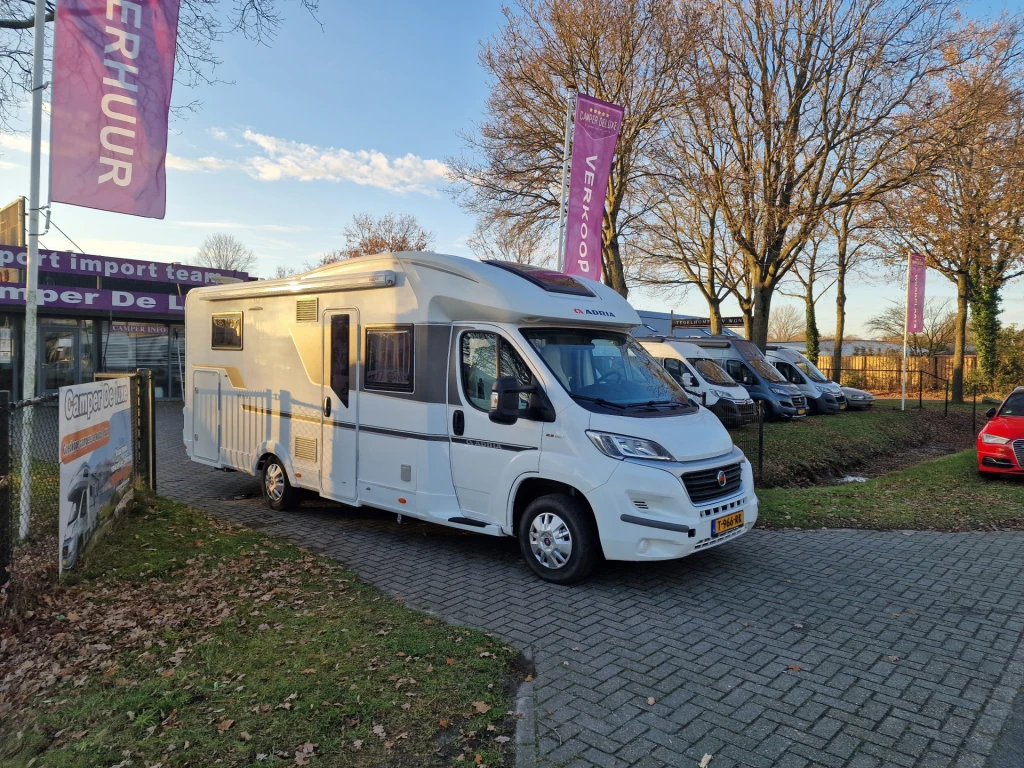 39 Adria Matrix 670DC Queensbed/Hefbed