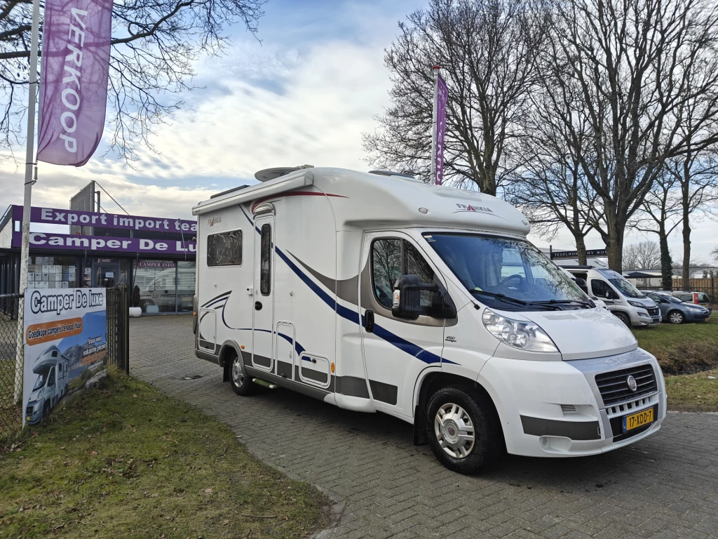 32 Mooie compacte 2 pers.Frankia met laag groot bed.