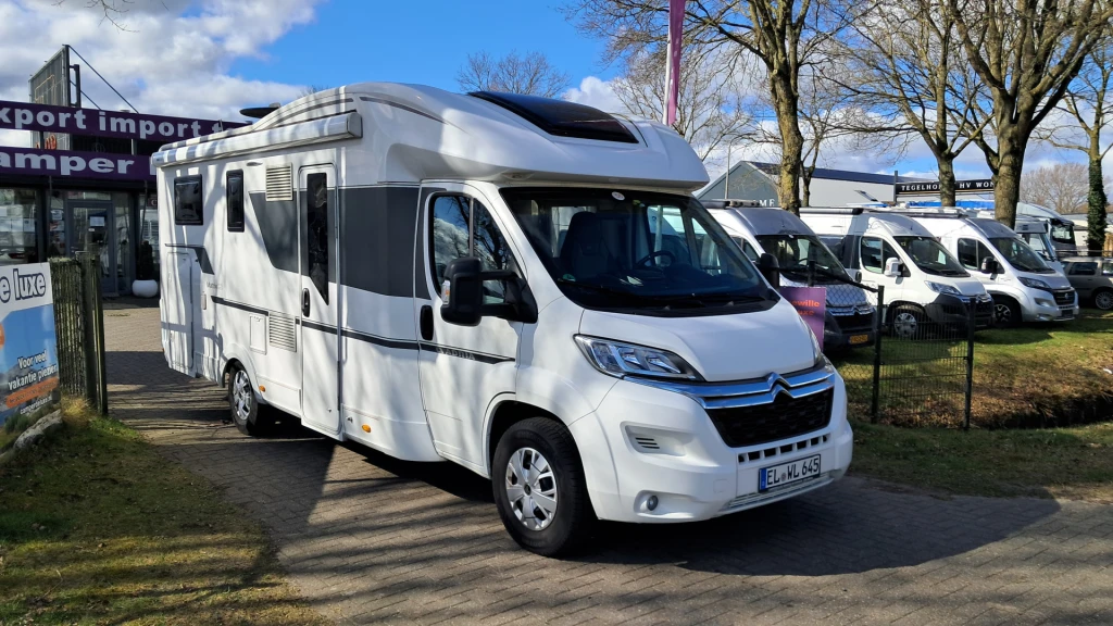 56  Adria Matrix 670  met enkele bedden en Hefbed