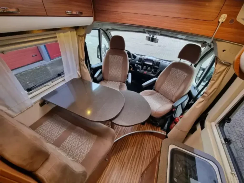 60 Adria SLX buscamper met enkele bedden