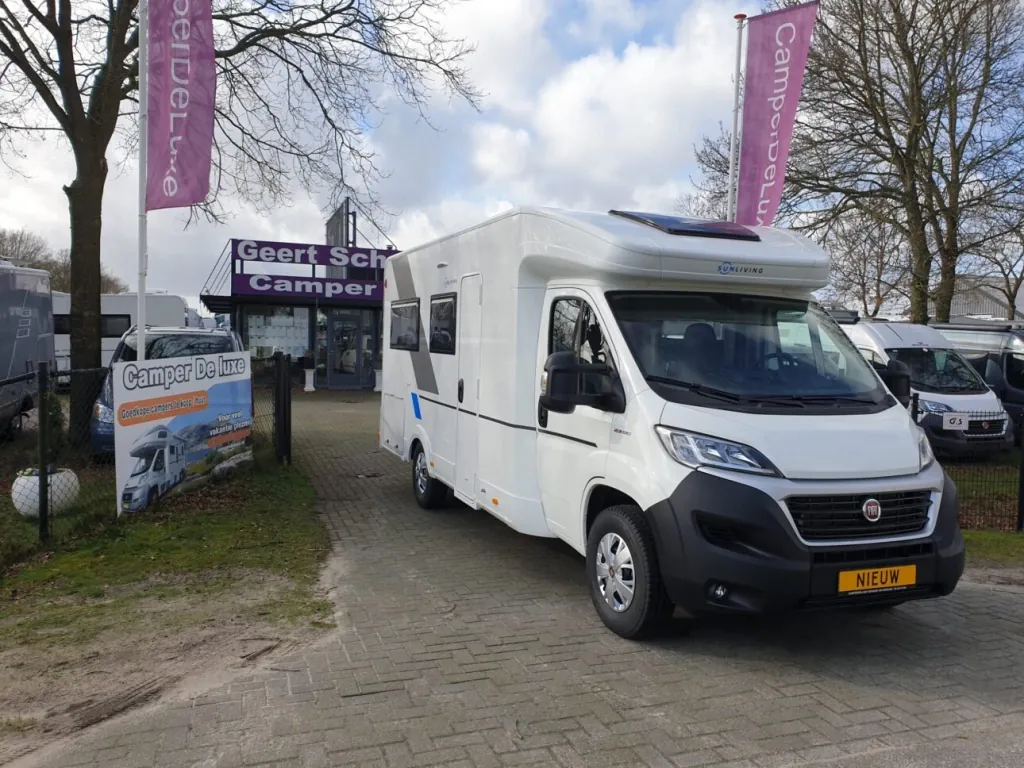 09  Luxe compacte Sun living met groot frans bed.