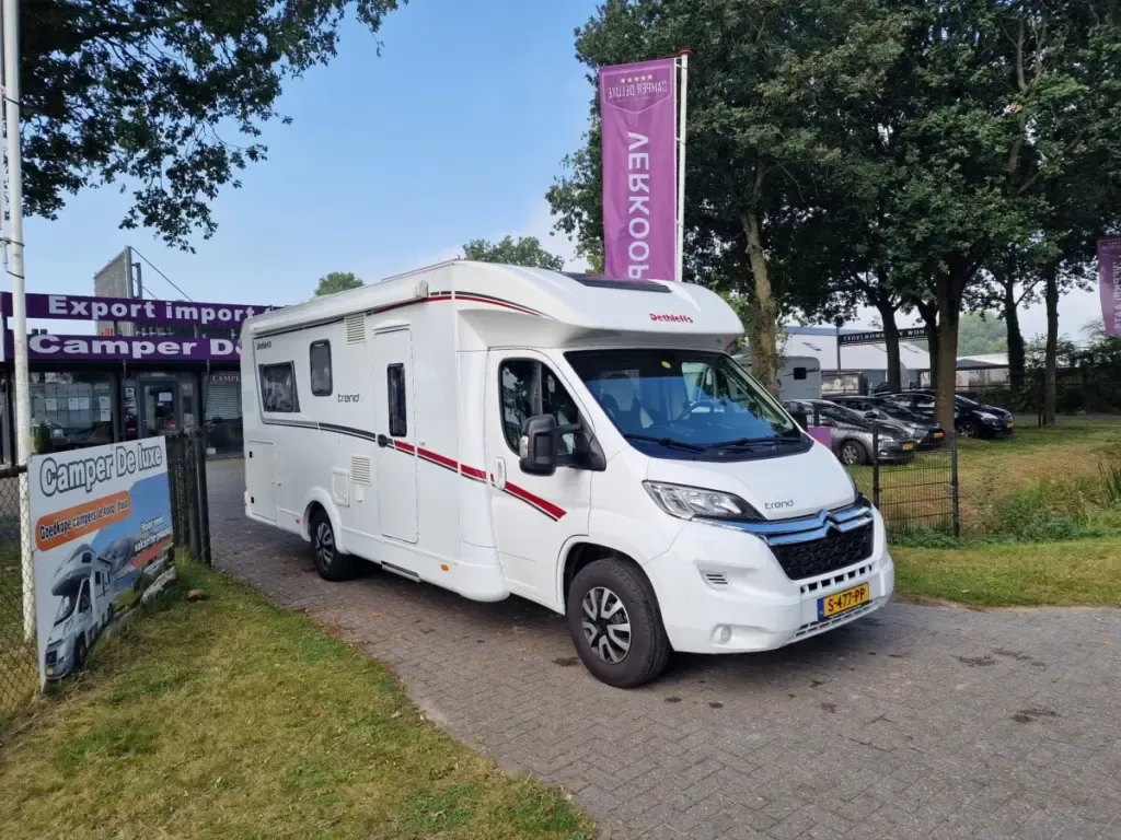 29 Dethleffs Trend t7057 met Queensbed