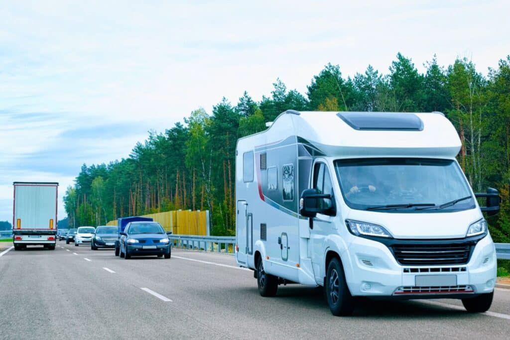 een camper op de snelweg | Camper Deluxe een camper op de snelweg